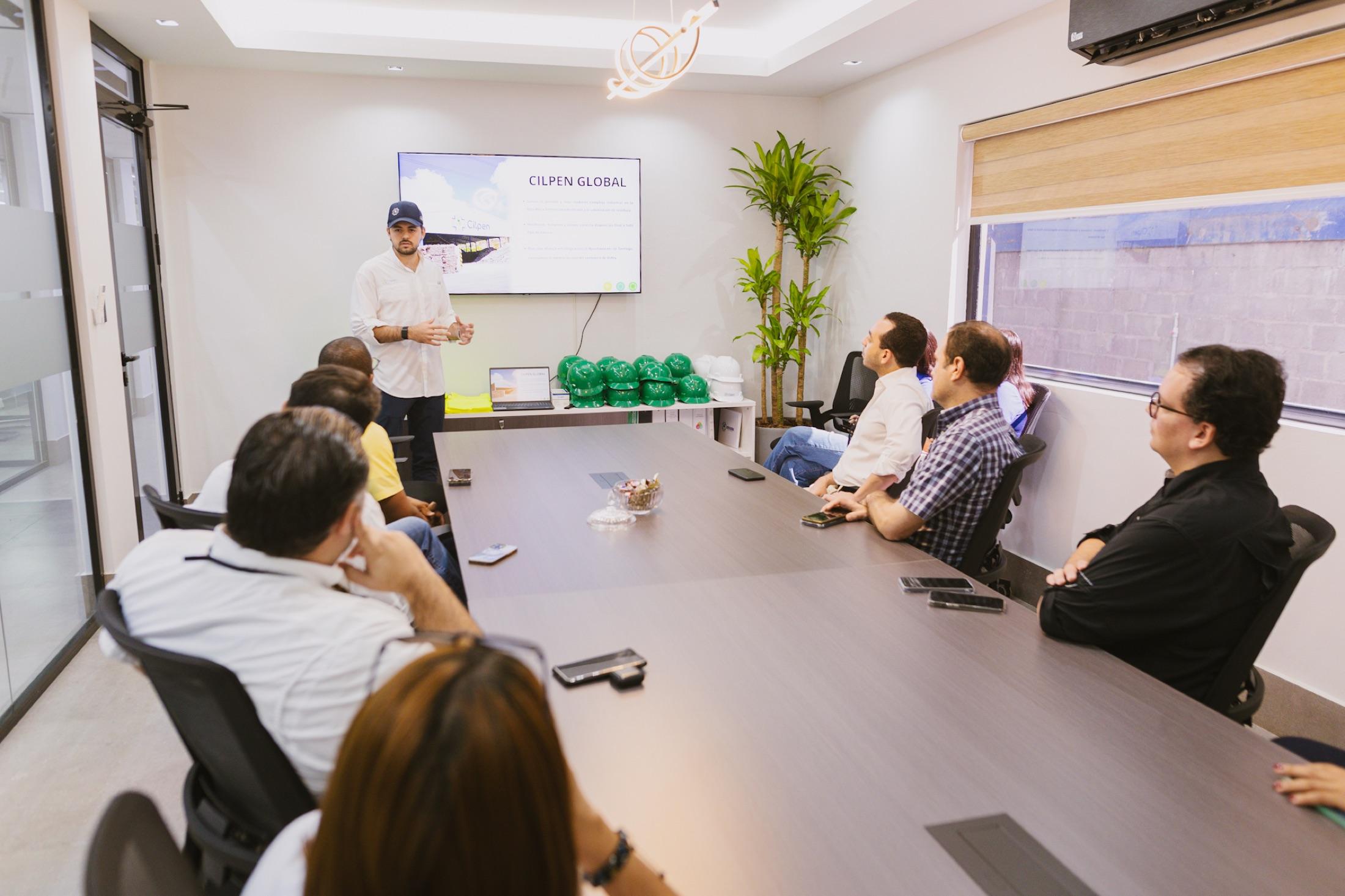 Sesión de capacitación técnica para empresas miembro