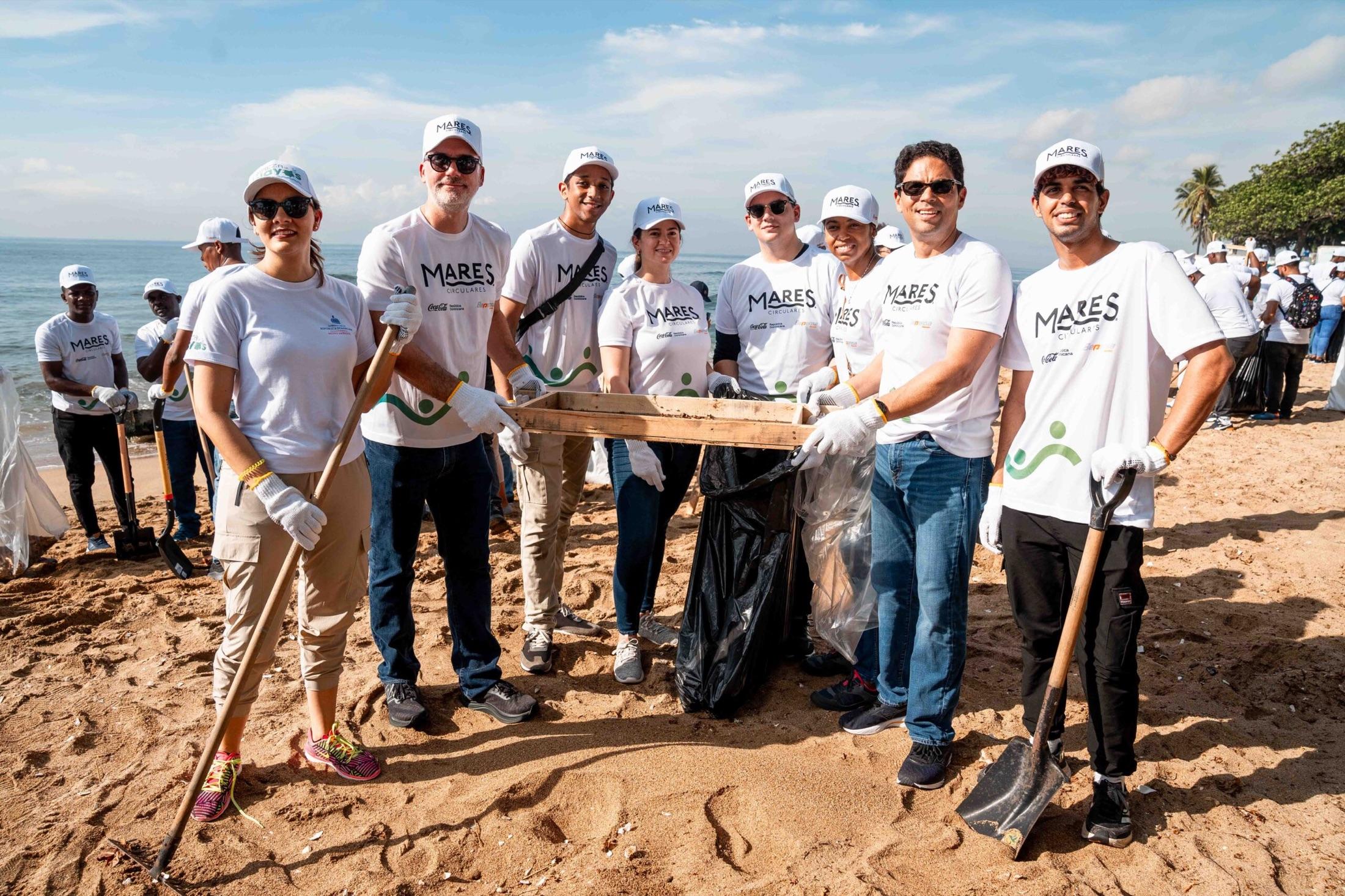 Equipo de ADIPLAST en una jornada de limpieza costera
